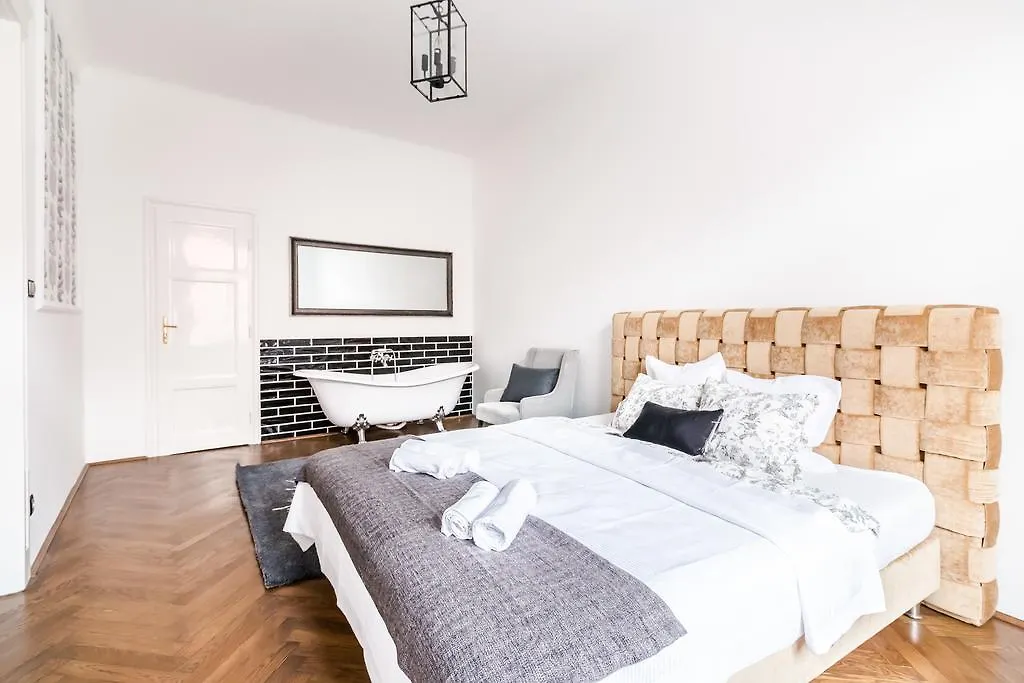 Cityhold Premier Apartment Budapest 0*,